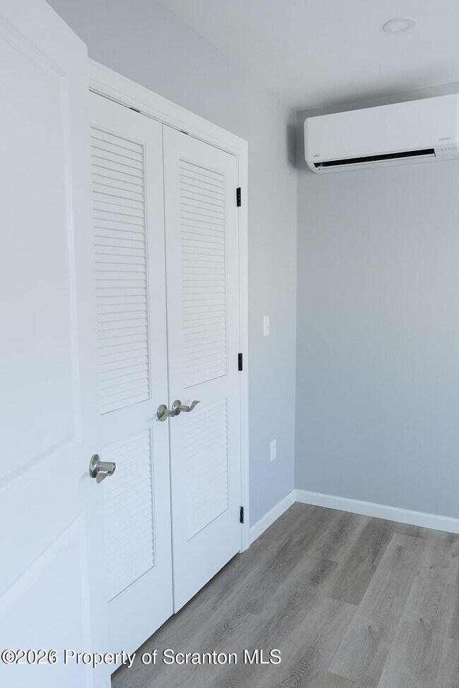 Building Photo - 955 E Elm St