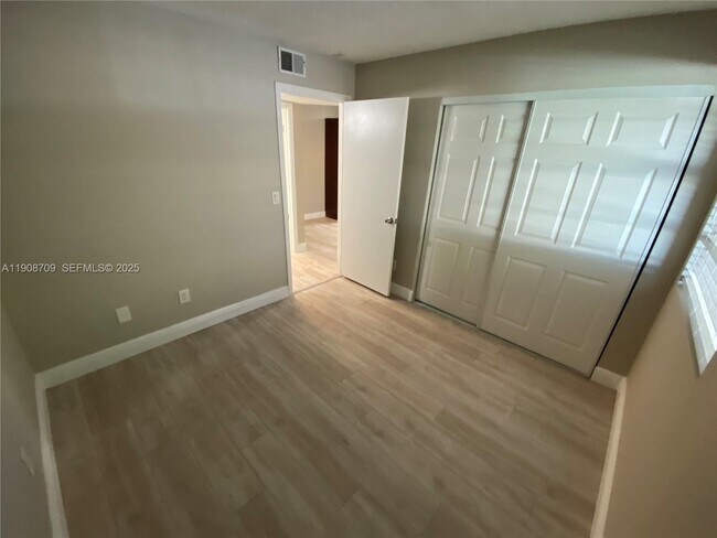 Building Photo - 1237 SW 46th Ave