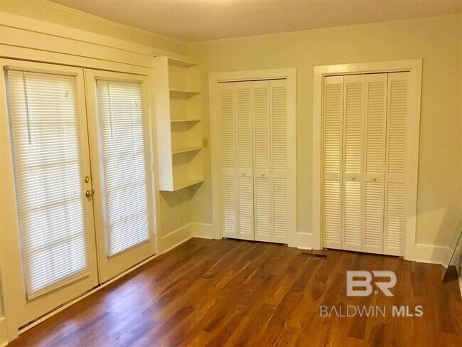 Building Photo - 416 S Section St