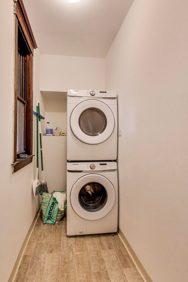 Building Photo - 1506 W Thome Ave