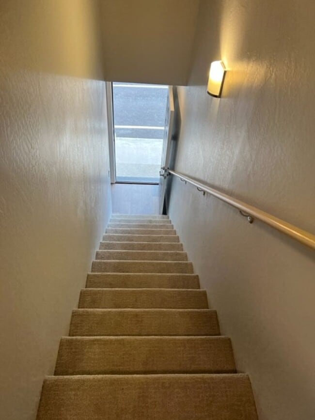 Building Photo - 2 BEDROOM/ 2 LEVELS TOWNHOME (Down the hill in front of Taco Bell in Phoenix Oregon)