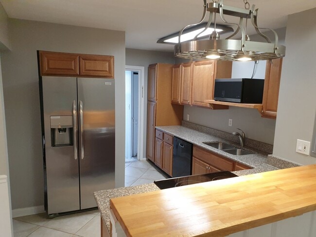 Building Photo - Calling all dog lovers! 1 Bedroom Condo in...