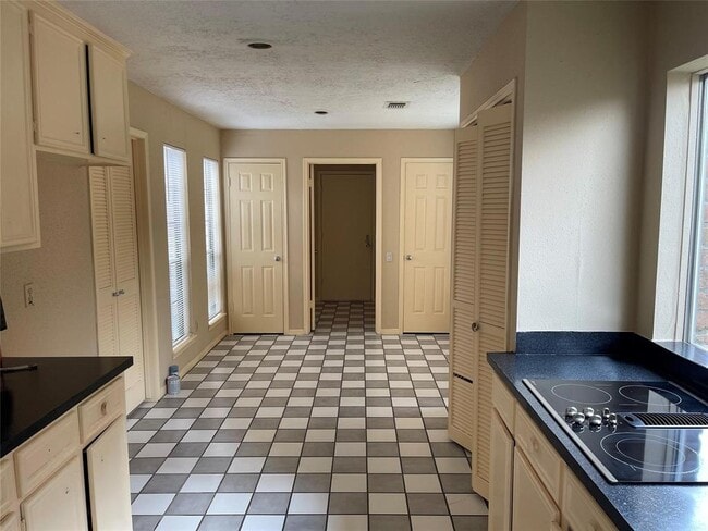 Building Photo - 122 Queens Ct