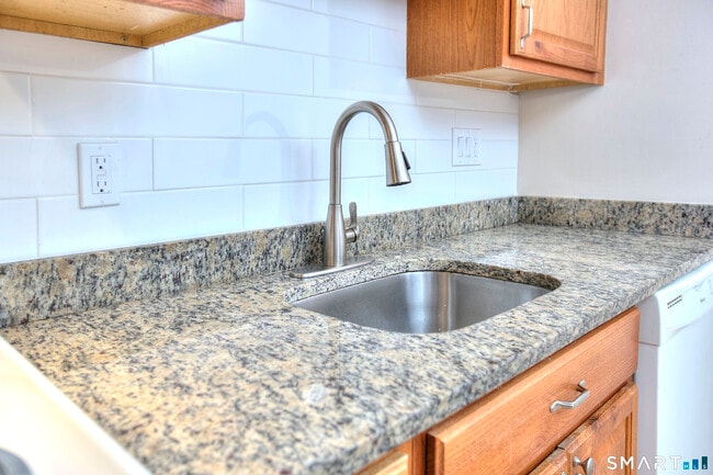 Building Photo - 638 Cove Rd