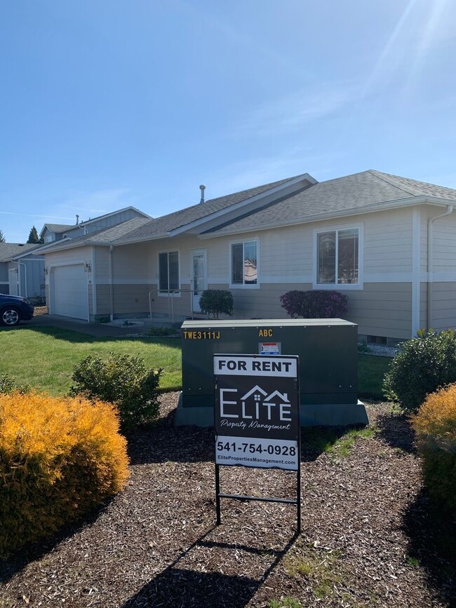 Building Photo - Available Now: Well-kept home on a corner lot in a desired SW neighborhood