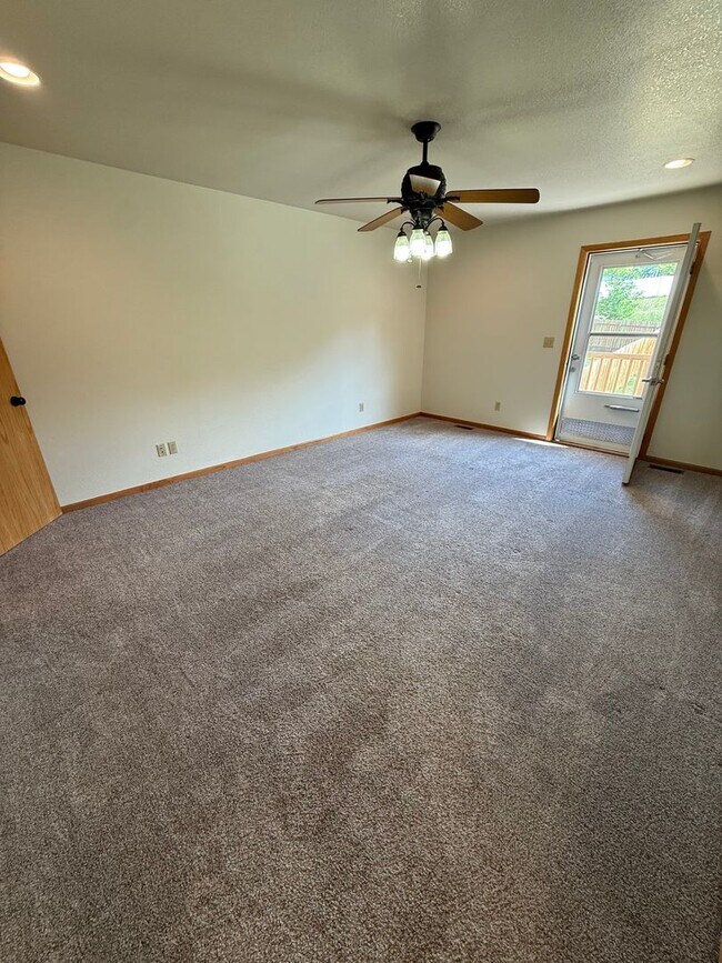 Building Photo - Large 3-Bedroom Condo for Rent!
