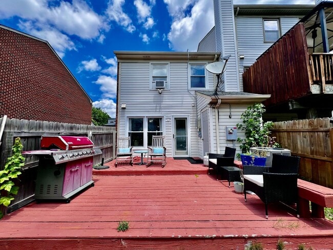 Building Photo - Beautiful End Unit Townhouse