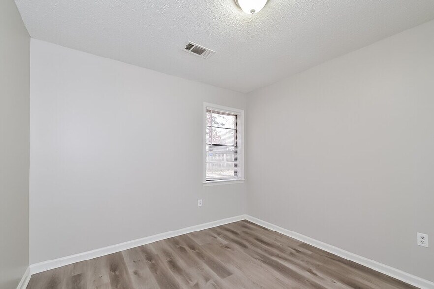 Building Photo - 7371 Hollorn Ln