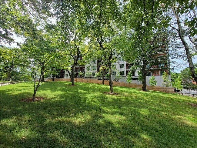 Building Photo - 525 Parkway Dr NE