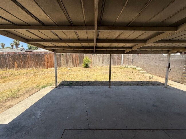 Building Photo - WoW! Newley Remodeled 3 BD 1 Ba house with a 1 Car Garage in East Bakersfield