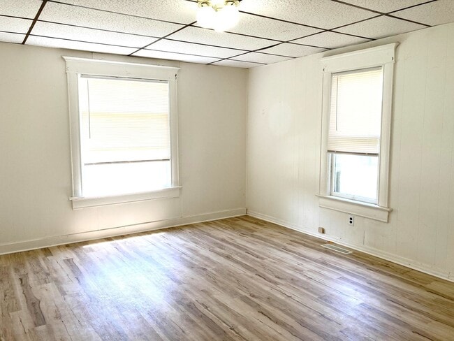 Building Photo - 2 Bed 1 Bath Home