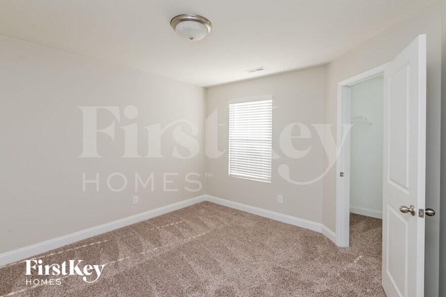 Building Photo - 9131 Marion Oaks Dr