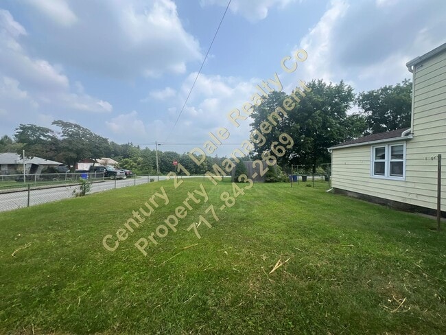 Building Photo - 2 Bedroom 1 Bath apartment with off street...