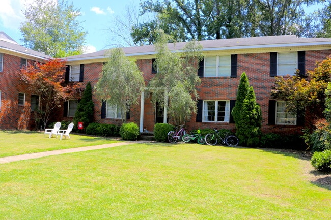 Exterior/Front courtyard - 105 E Glenwood Dr