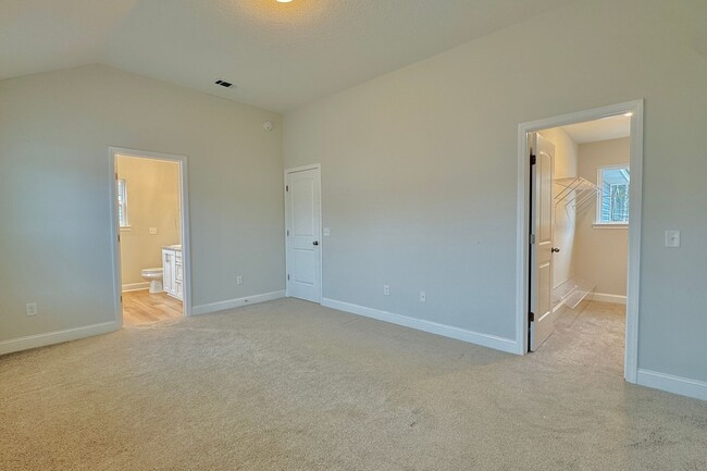 Building Photo - AVAILABLE NOW! (Pet Friendly)