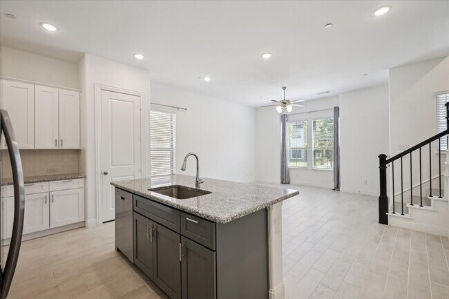 Building Photo - 4261 Shavano Dr