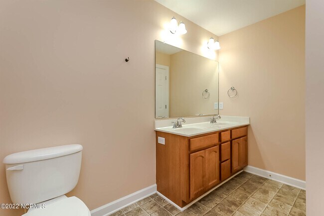 Building Photo - 533 Village Green Dr