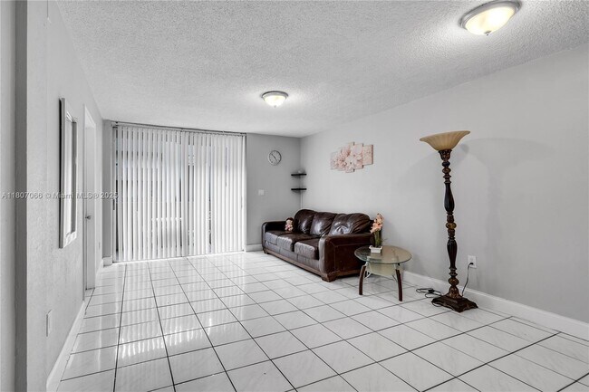Building Photo - 10000 NW 80th Ct