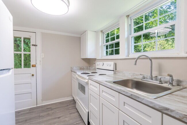 Building Photo - Recently Updated and Move-In Ready!