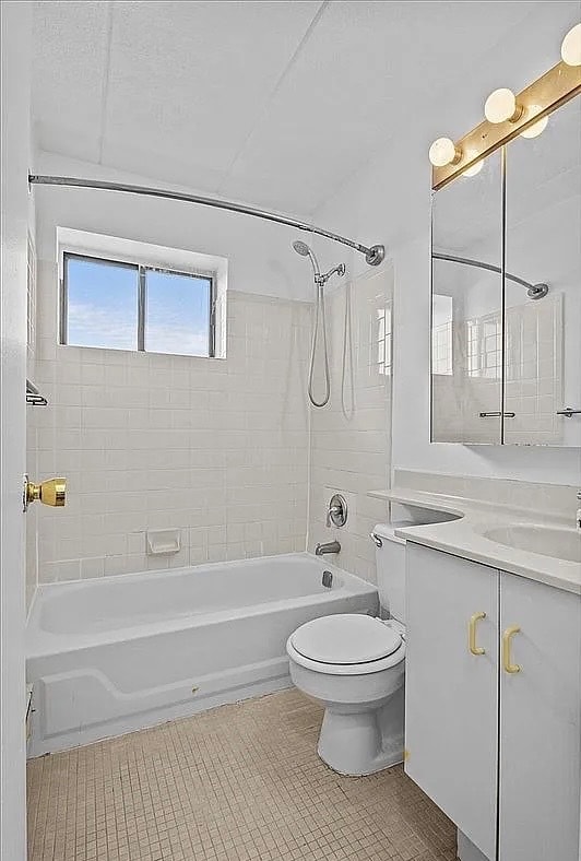 Building Photo - 4 Birchwood Ct