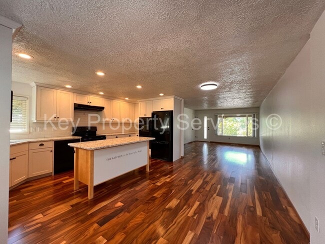 Building Photo - Beautifully Remodeled Gresham Ranch