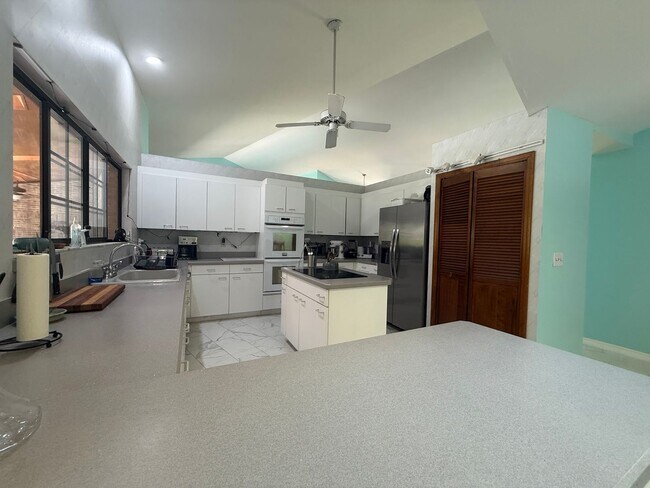 Building Photo - Beautiful 3 bedroom 2.5 bathroom pool home