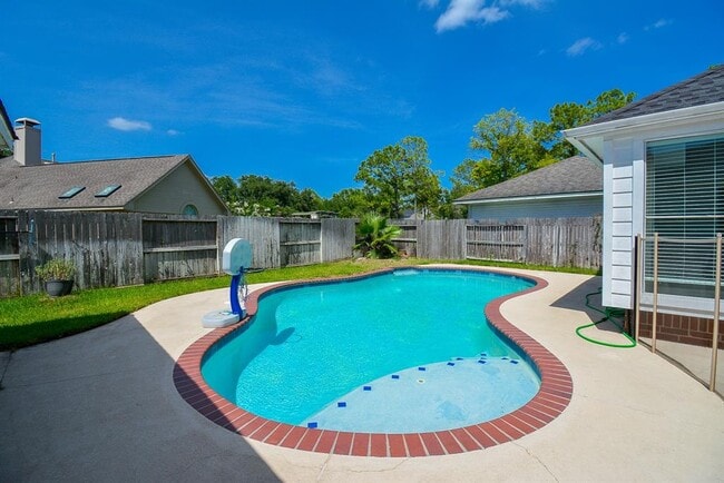 Building Photo - 623 Airybrook Ln