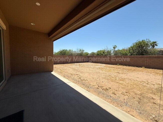 Building Photo - 8723 W Vista Ave