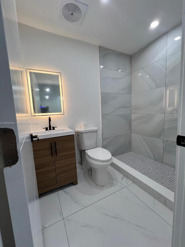 Building Photo - 3632 SW 112th Ave