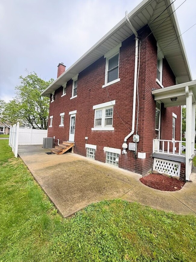 Building Photo - Three bedroom one bathroom home for rent