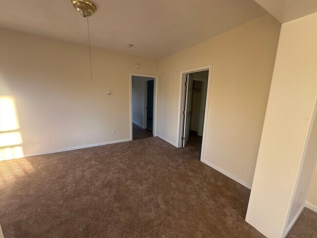 Building Photo - 394 Hollis St