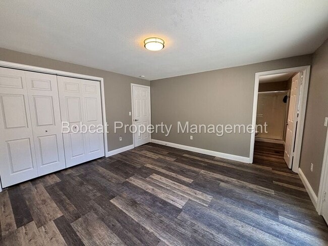 Building Photo - 2066 Southridge Ct