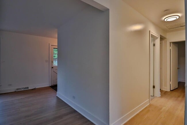 Building Photo - 30W162 Claymore Ln