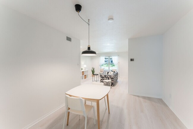 Building Photo - 7718 Royal Ln