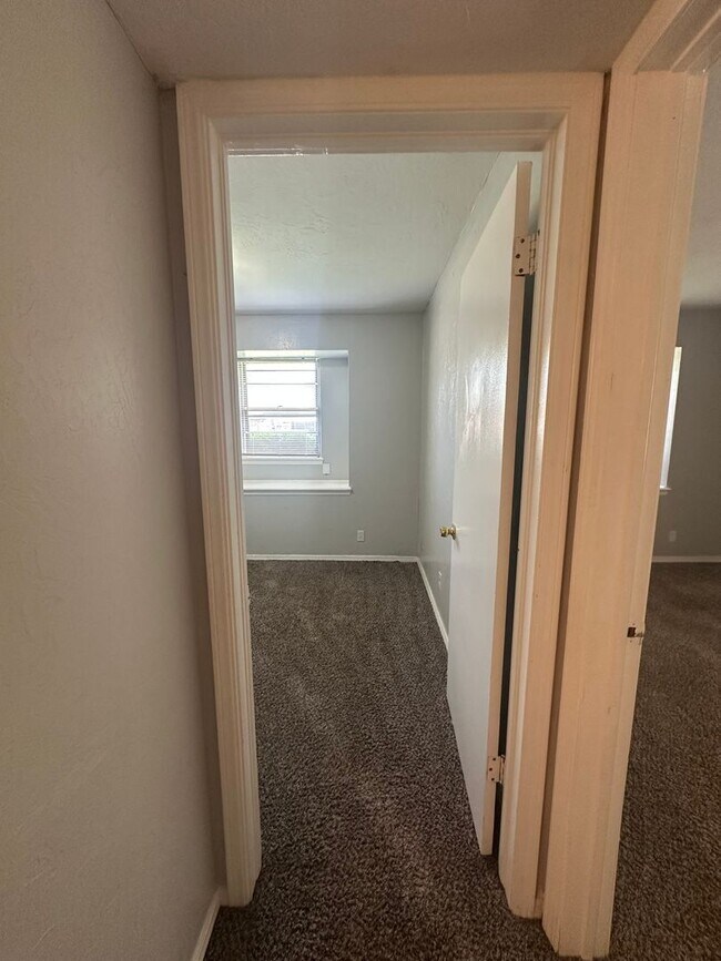 Building Photo - 4844 Woodview Dr