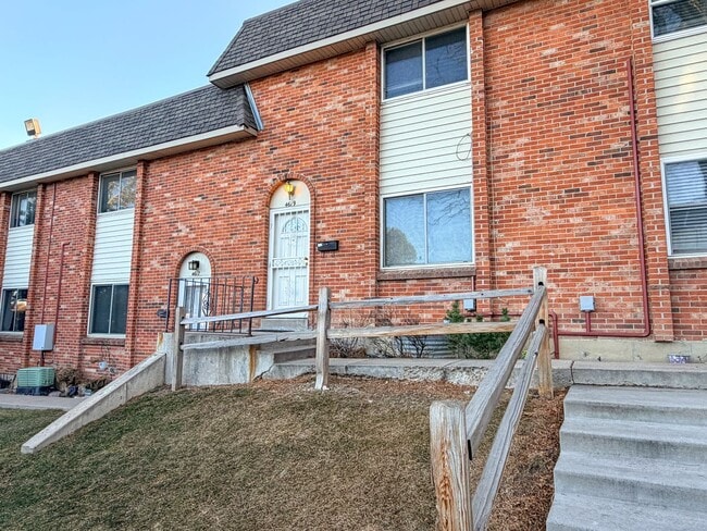 Building Photo - Updated Townhome with Covered Parking!