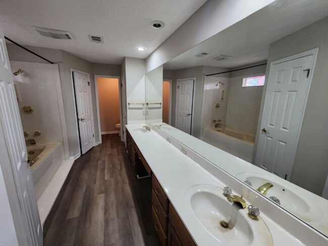 Building Photo - 15 Honey Locust Ct