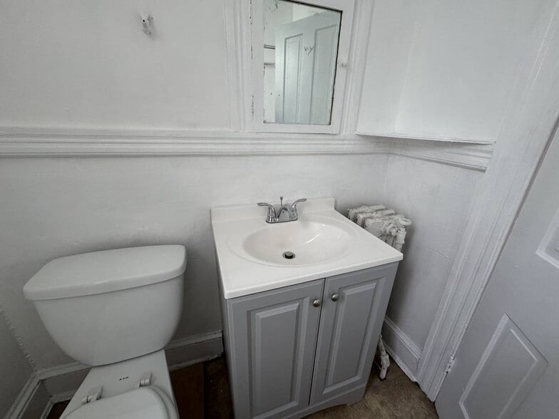 Building Photo - 716 W 36th St