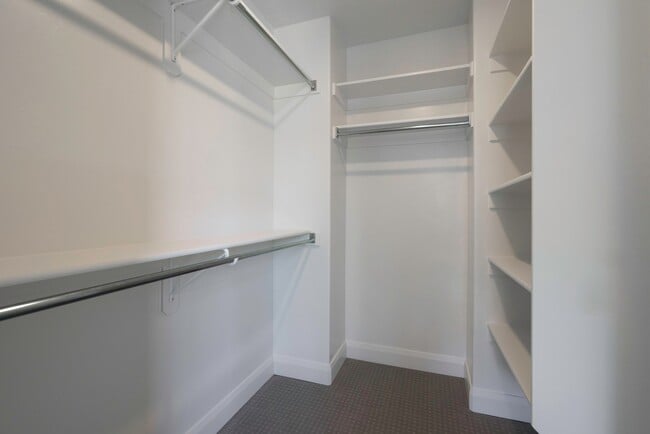 Building Photo - Modern 2018-Built Home with Main-Floor Primary Suite