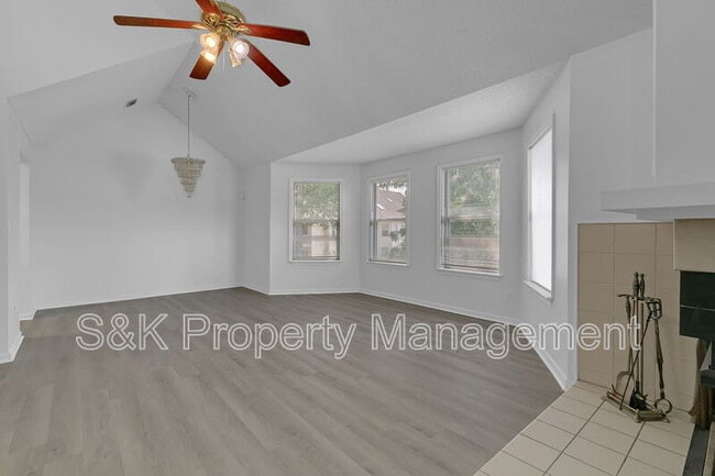 Building Photo - 517 Mary Robert Ln