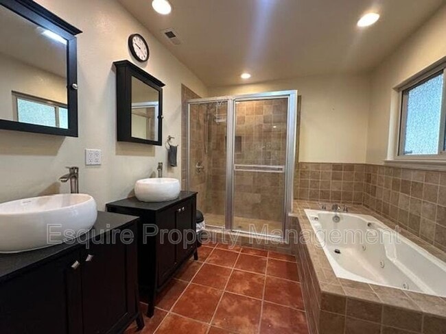 Building Photo - 1038 Green Lawn Ave