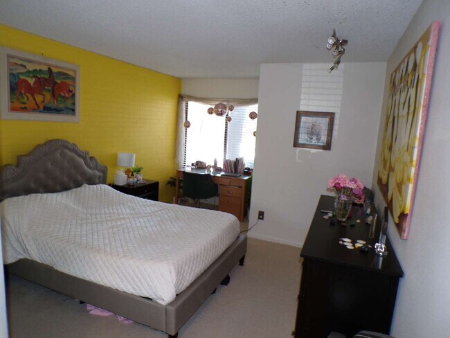 Building Photo - Wind Stream Condos - 3 Bedroom - 2 bathroo...