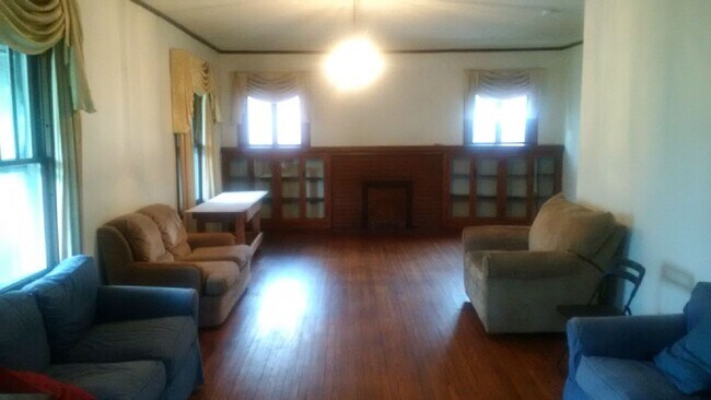 Building Photo - 5 BD/2BA Home next to Kirkwood with fenced...
