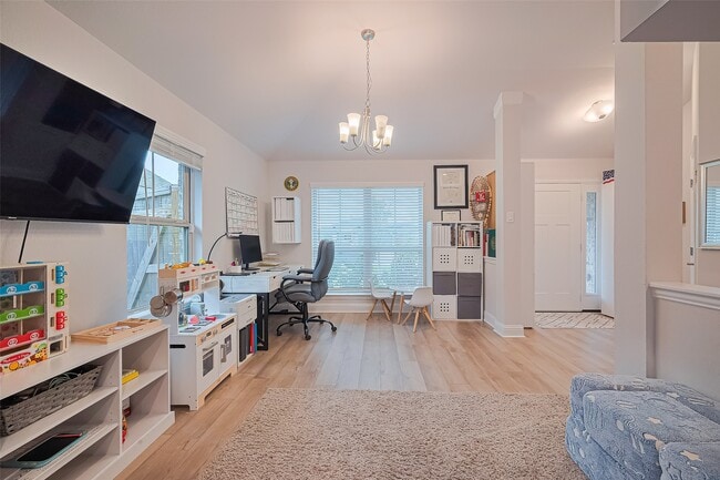 Building Photo - 2712 Golden Palms Ln