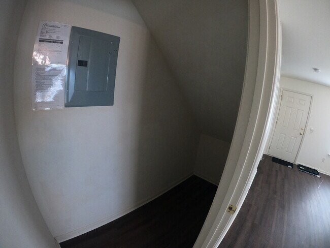 Building Photo - 2121 Quail Hollow Dr