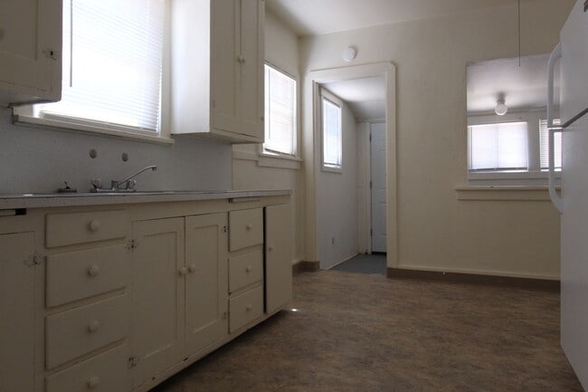 Building Photo - 814 Martin St