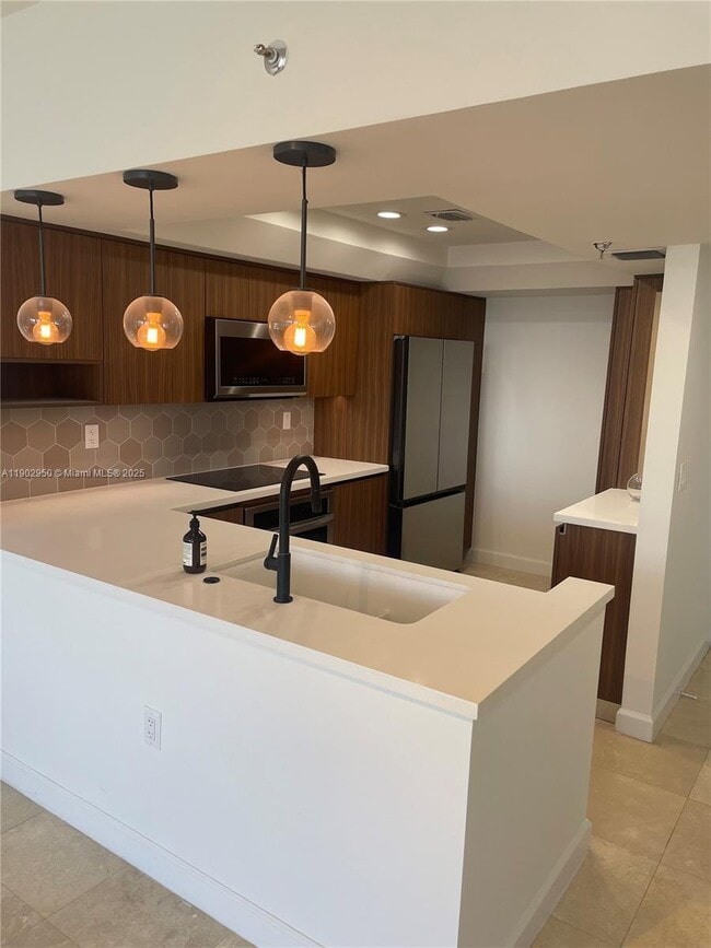 Building Photo - 520 Brickell Key Dr