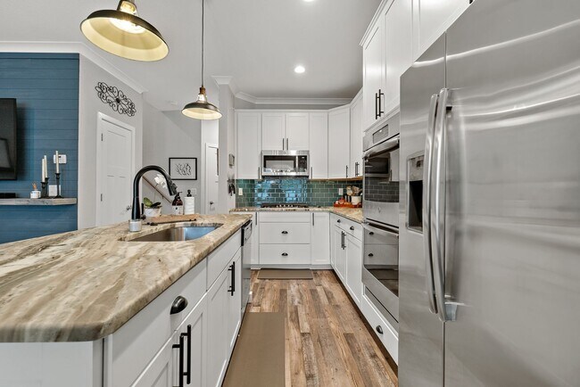 Building Photo - Luxury Townhome for Rent near Regent!