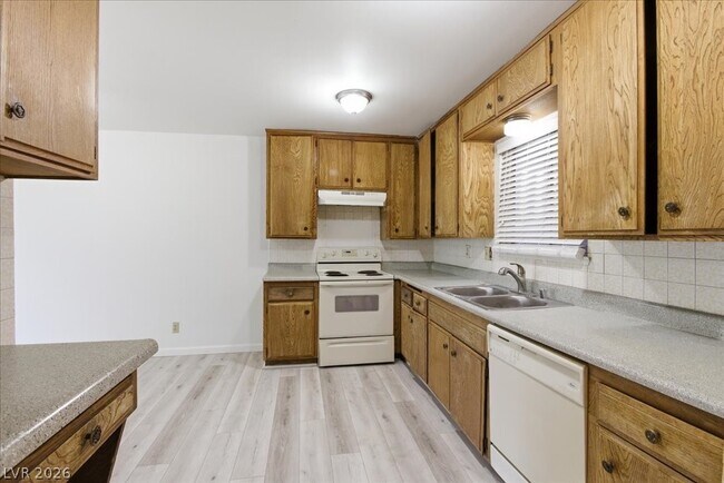 Building Photo - 210 Greenbriar Townhouse Way