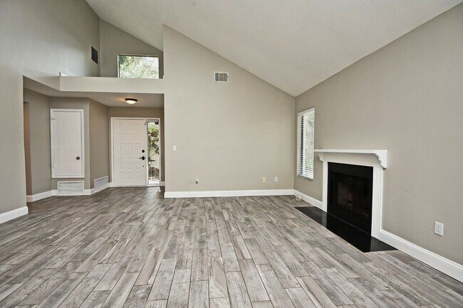 Building Photo - 621 Landings Pl